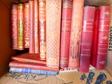 une boîte remplie de livres posée sur une table