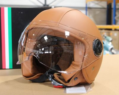 un casque posé sur une table dans un entrepôt