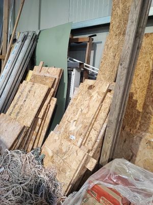 de nombreux types de bois différents en entrepôt