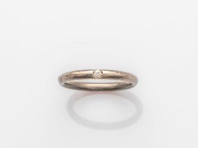 une bague en or surmontée d'un diamant