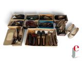 plusieurs paires de chaussures dans une boîte posée sur le sol
