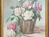 tableau représentant des roses dans un panier posé sur une table, avec un cadre doré