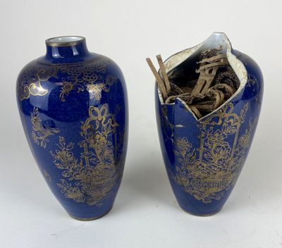 deux vases placés l'un à côté de l'autre