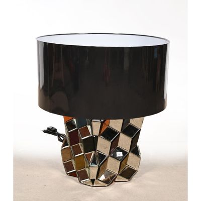 l'image d'une table sur laquelle est posée une lampe