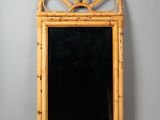 une image représentant un miroir encadré de bambou orné d'un motif en rayons de soleil