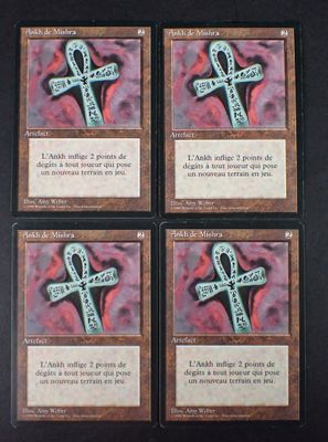 quatre cartes sur lesquelles figure une croix, posées sur une surface noire
