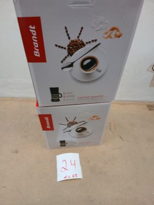 deux boîtes de café posées par terre l'une à côté de l'autre
