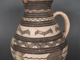 un vase orné d'un motif, posé sur une table