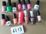 un lot de flacons de vernis à ongles posé sur une boîte en carton