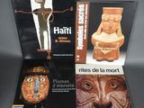 trois livres consacrés à l'art et à l'artisanat exposés sur un fond gris