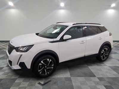 La Toyota RAV blanche est garée sur un sol en carrelage à damier.