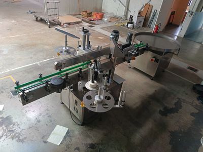 une photo d'une machine en train de travailler sur une feuille de papier