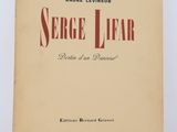 un livre avec un titre rouge posé sur une table