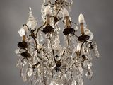 an image of a chandelier with several lights hanging from it