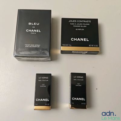 trois boîtes de parfum posées les unes à côté des autres sur une table
