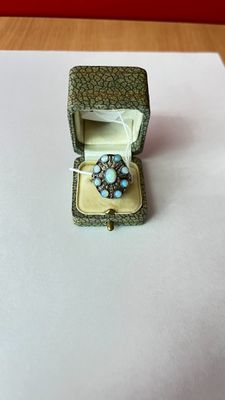 une petite boîte contenant une bague, posée sur une table
