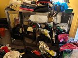 une pièce où il y a plein de vêtements par terre
