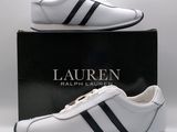 un gros plan sur une paire de chaussures blanches à rayures noires