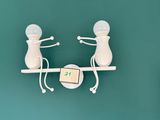 deux figurines posées sur une étagère