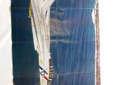 une photo d'une photo représentant un avion de chasse survolant la mer