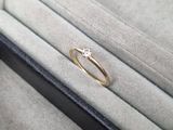 une bague dans une boîte, sertie d'un diamant