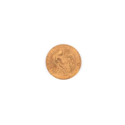 une vieille pièce d'or sur une surface blanche avec un fond blanc