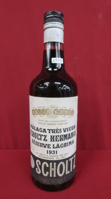 un gros plan d'une bouteille de vin posée sur une surface rouge