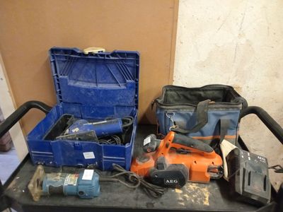 many tools that are sitting on top of a table
