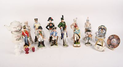 de nombreuses figurines de différentes tailles et couleurs disposées sur une surface blanche