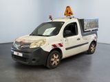 une camionnette blanche avec une bande rouge et blanche sur le côté