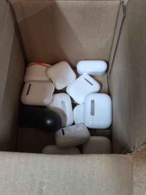 une boîte remplie d'AirPods posée par terre