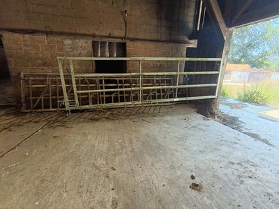 une grange dotée d'une clôture et d'une porte