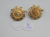 une paire de boucles d'oreilles en or représentant un homme et une femme