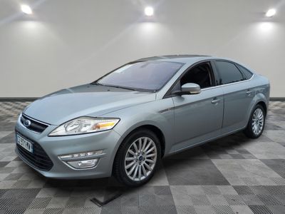 Une Ford Mondeo Titanium de 2013 dans un showroom au sol à damier