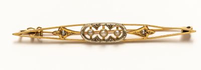 une photo en gros plan d'un bracelet en or et diamants