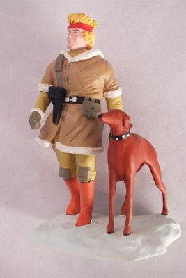 une figurine représentant un homme et un chien posée sur une table