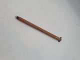un crayon qui a été laissé sur la table