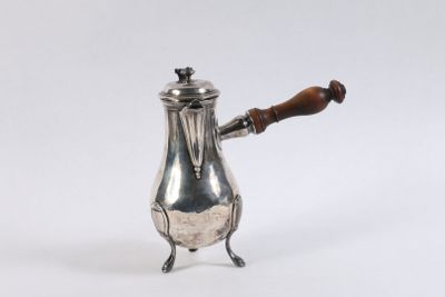 PARIS, 1788. Verseuse tripode en argent à fond uni. Manche en bois tou