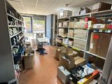 une photo d'une pièce où il y a beaucoup de cartons par terre