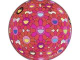 une balle rouge ornée d'un motif de cœurs