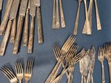 beaucoup de fourchettes et de cuillères sur la table
