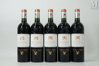 six bouteilles de vin sont alignées sur une table