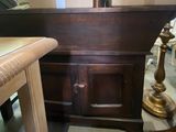 une table en bois sur laquelle se trouve un miroir