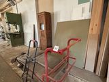 un chariot posé au milieu d'une pièce