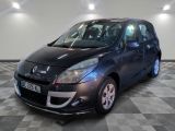 la photo d'une voiture noire garée dans un garage