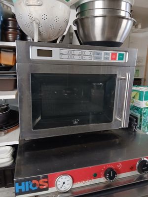 un micro-ondes posé sur un comptoir dans une cuisine