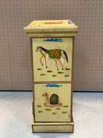 Petit meuble d'appoint en bois à décor d'éléphants. (photo 6)
