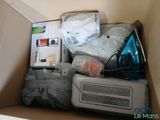 une boîte remplie d'objets qui s'y trouvent