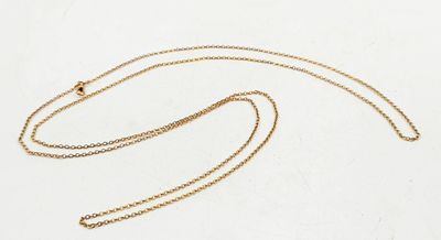 Collier plaqué or avec un pendentif en forme de cœur et une chaîne, sur fond blanc
