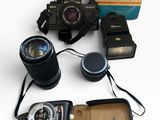 de nombreux types d'appareils photo sur la table